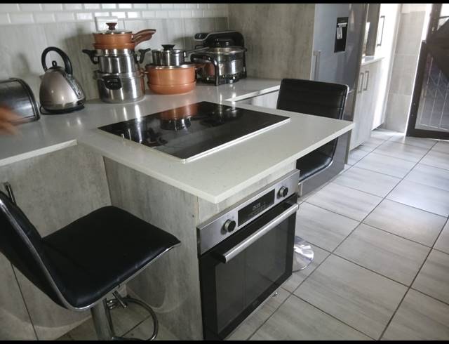 3 BEDROOM FREEHOLD FOR SALE IN MOUNTAIN VIEW